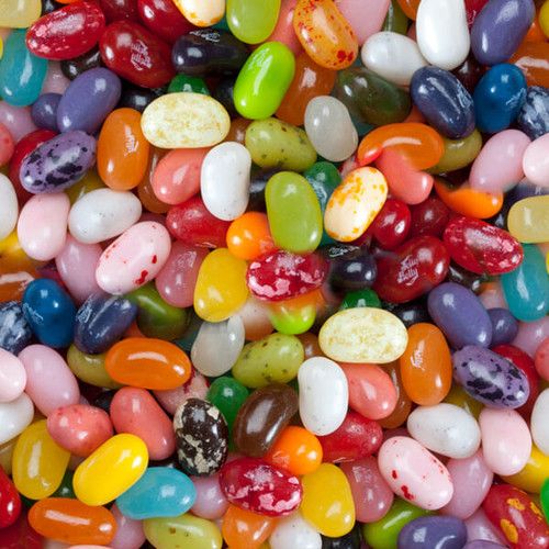 Un tas de bonbons en formes d’haricots blanc, rouge, marron, bleu, rose et vert