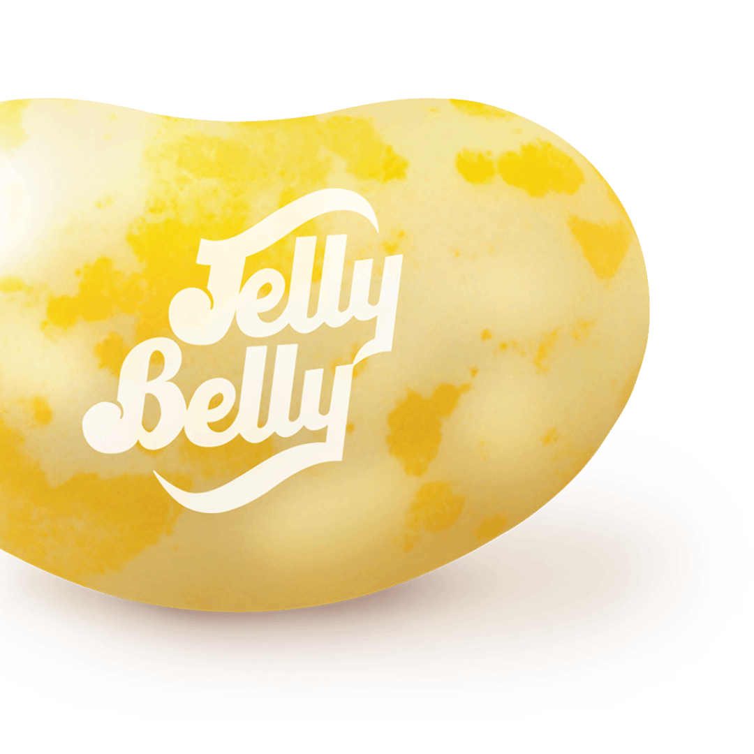 La partie droite d’un grand bonbon en forme d’haricots beige avec des taches jaunes, le tout sur fond blanc