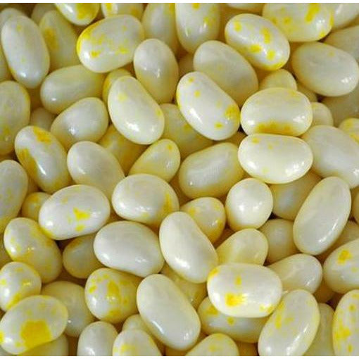 Un tas de bonbons en formes d’haricots blanc avec des petites tâches jaunes