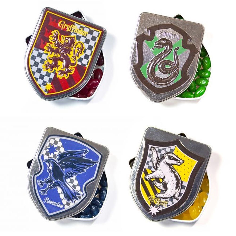 4 emballages en formes de badges rouge, vert, bleu et jaune. Le tout sur fond blanc 