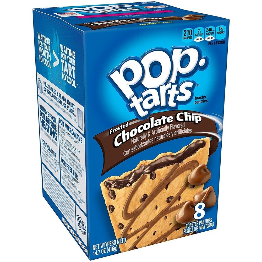Un carton bleu sur fond blanc avec un grand biscuit avec des pépites de chocolat et fourré d’une crème couleur marron, en bas à droite 3 petites pépites de chocolat