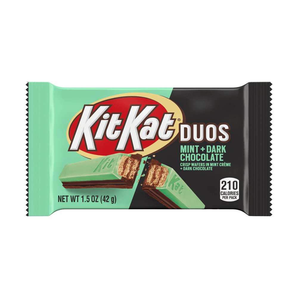Un emballage vert à gauche et noir à droite, au centre il y a un biscuit en bâtonnet enrobé de chocolat vert/brun. Le tout sur fond blanc