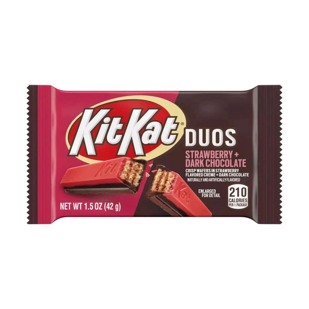 Un emballage rouge à gauche et marron foncé à droite, au centre il y a un biscuit en bâtonnet enrobé de chocolat rose au-dessus et brun en dessous. Le tout sur fond blanc