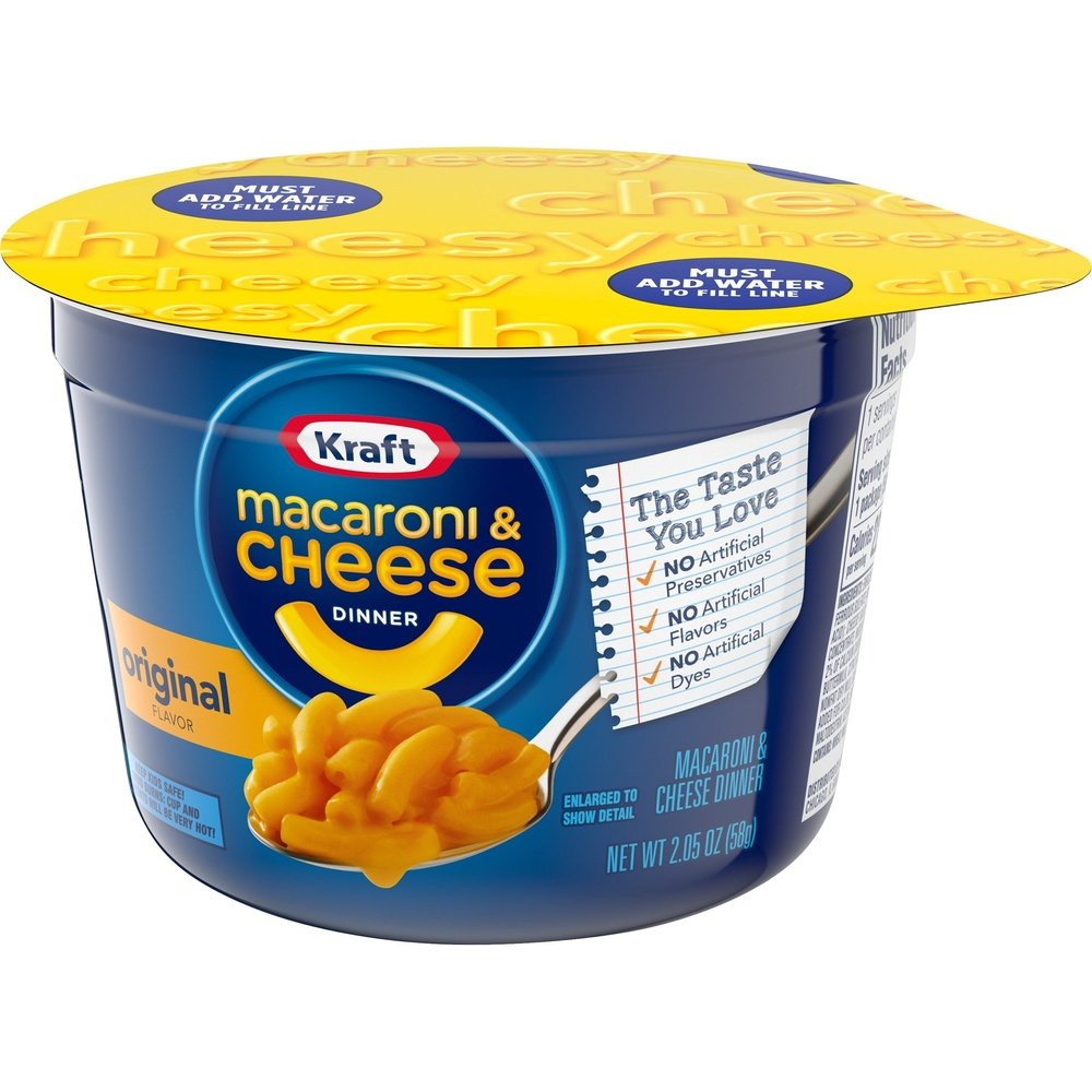 Un paquet bleu en forme de bol avec le haut jaune, au centre il y a une cuillère de Mac&Cheese. Le tout sur fond blanc