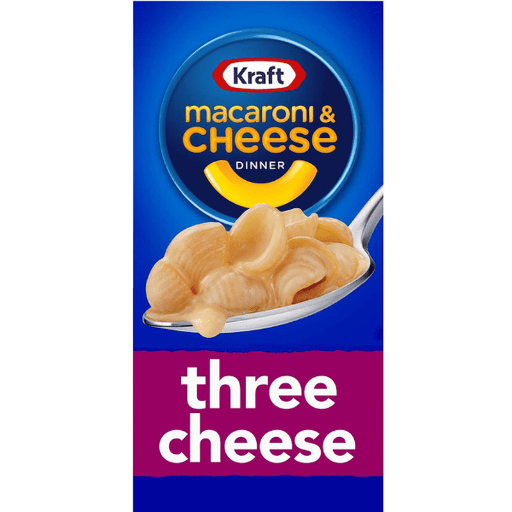 Un paquet bleu sur fond blanc avec au centre une cuillère de Mac&Cheese avec des pâtes en forme de coquillages, en bas il est écrit « three cheese » en mauve