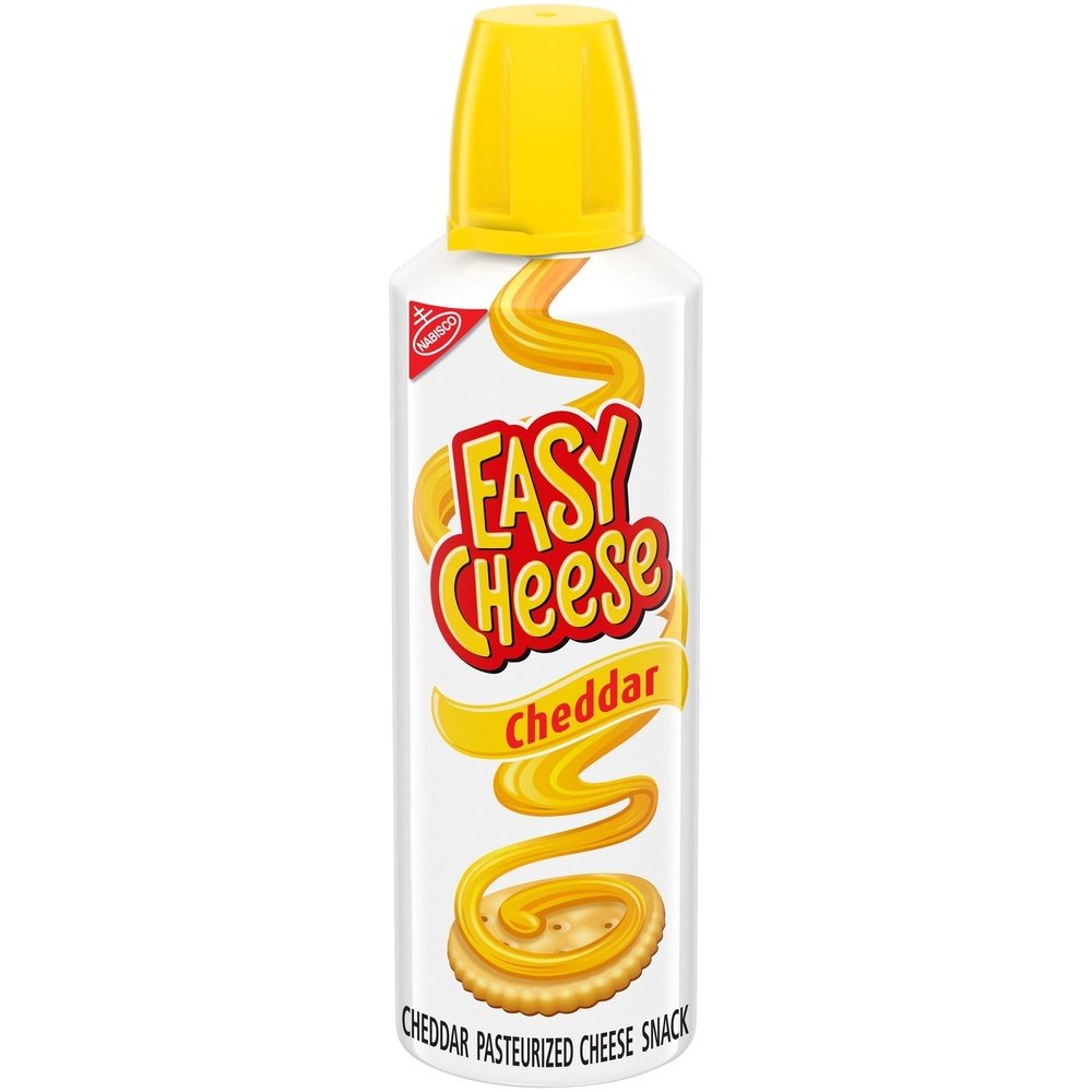 Une bouteille blanche sur fond blanc avec un capuchon jaune, sur l’emballage il y a un crackers rond avec du fromage orange qui tombe d’en haut en zigzag 