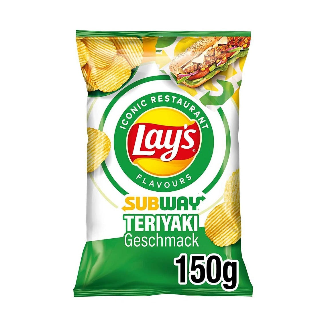 Un paquet blanc et vert avec des chips rondes à reliefs et en haut à droite un sandwich garni de poulet, tomate, fromage, oignon rouge et salade. Le tout sur fond blanc