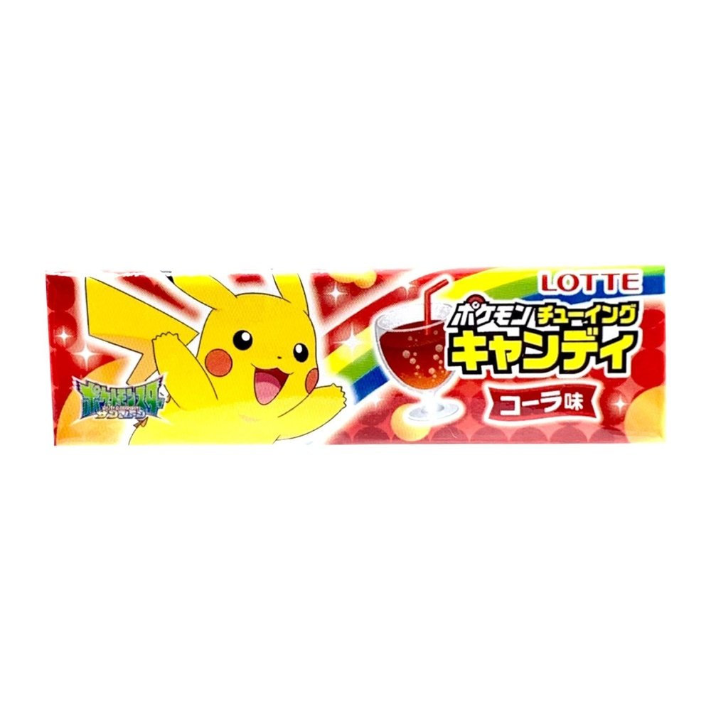 Un emballage rouge sur fond blanc avec à gauche Pikachu en jaune qui veut attraper une verre d’un soda brun qui lui est à droite