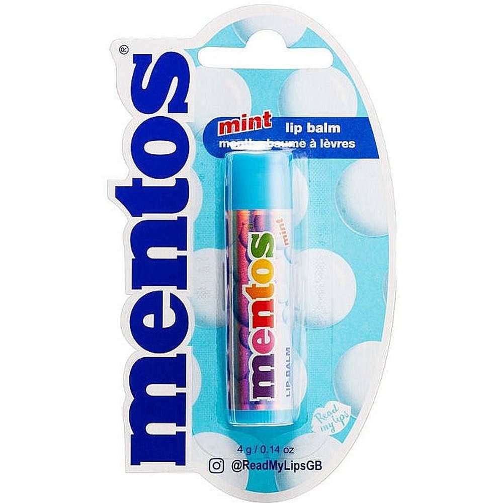 Un emballage bleu à droite il est écrit « mentos » en bleu et au centre il y a un baume à lèvres avec une étiquette bleue et il est écrit « mentos » avec les couleurs de l’arc-en-ciel