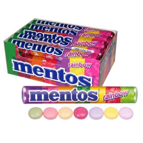 Un emballage long divisé en 7 couleurs devant un carton coloré rempli d’emballage mentos, le tout sur fond blanc