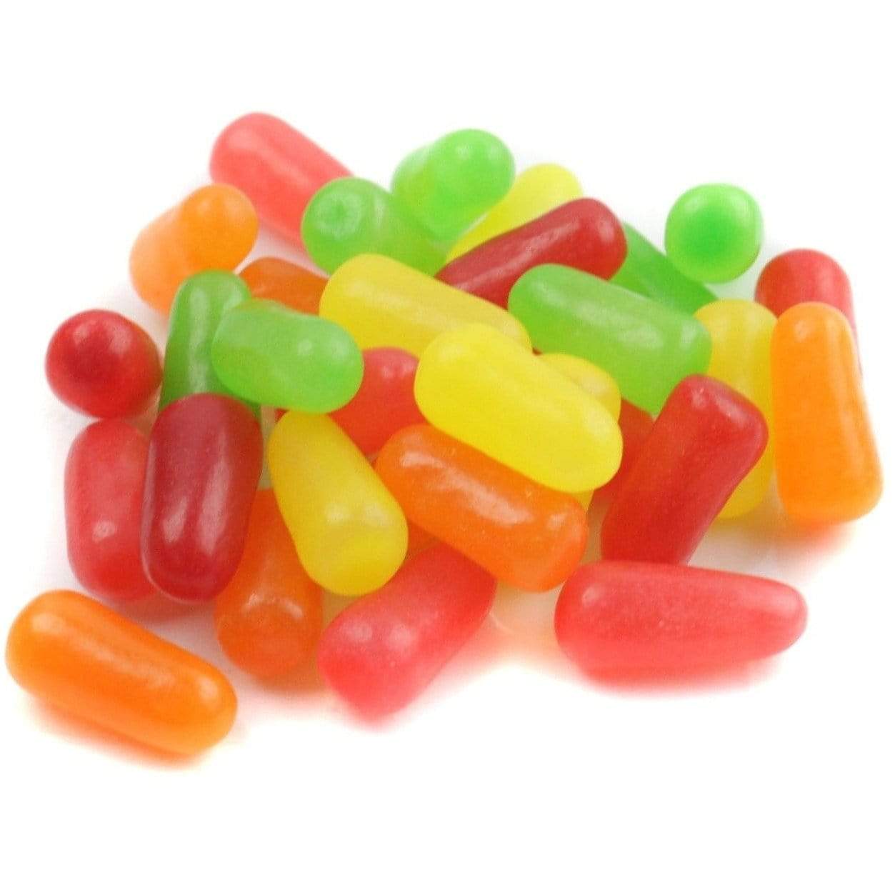 Des bonbons en formes de pilules jaune, rouge, verte et orange, le tout sur fond blanc