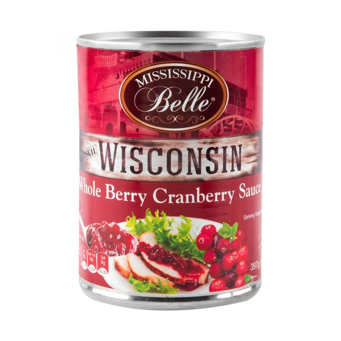 Une boite de conserve avec une étiquette rouge où il y a une assiette blanche, de la viande avec une sauce rouge et à coté des canneberges. Le tout sur fond blanc