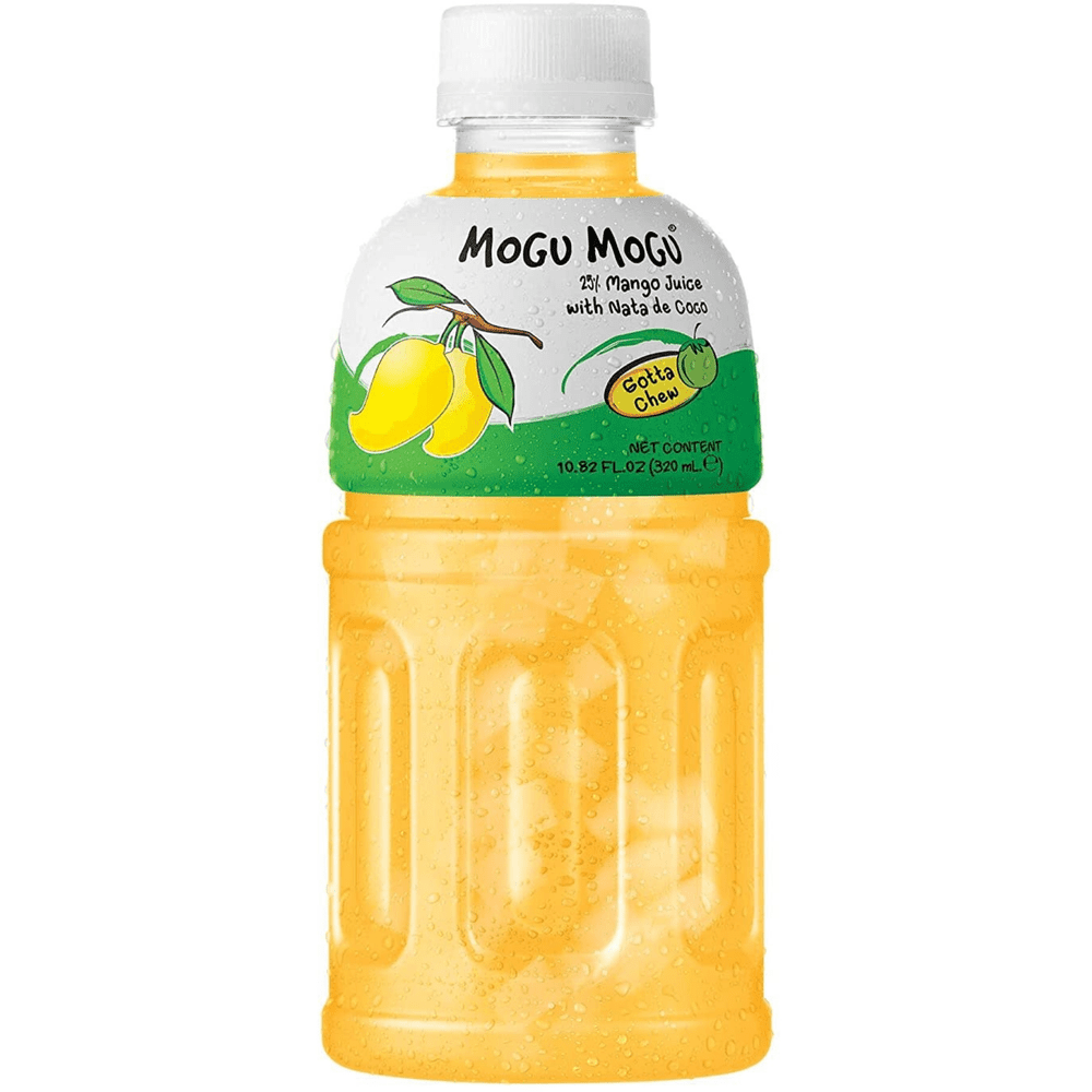 Une bouteille transparente sur fond blanc qui montre la couleur jaune de la boisson. Sur l’étiquette est dessiné 2 mangues