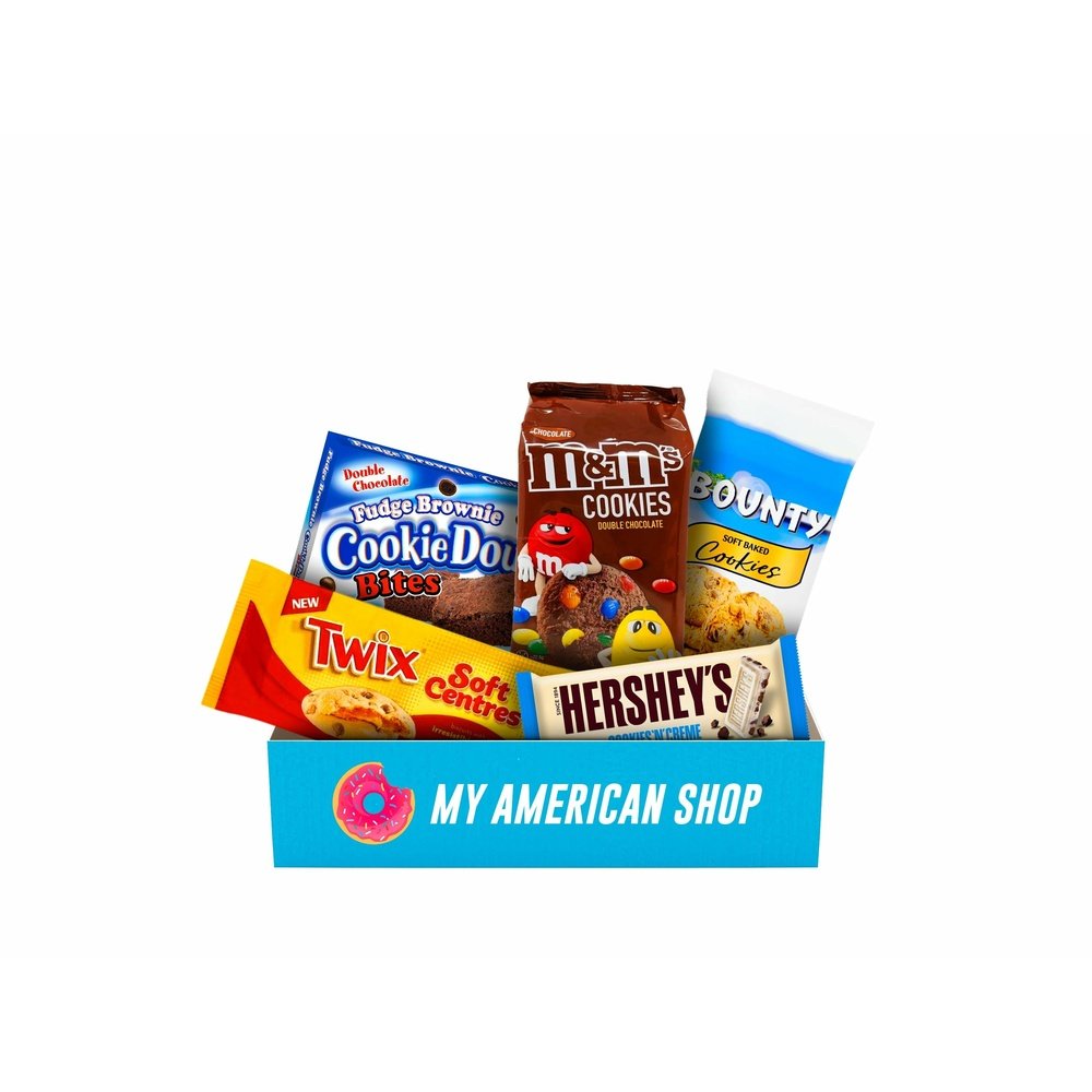 Un carton rectangulaire bleu ouvert contenant plusieurs produits comme des  Twix, Hershey’s, Bounty, M&M’s. Le tout sur fond blanc