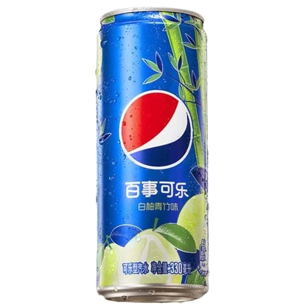 Une longue canette bleu sur fond blanc, avec des fruits verts et le logo de Pepsi au centre