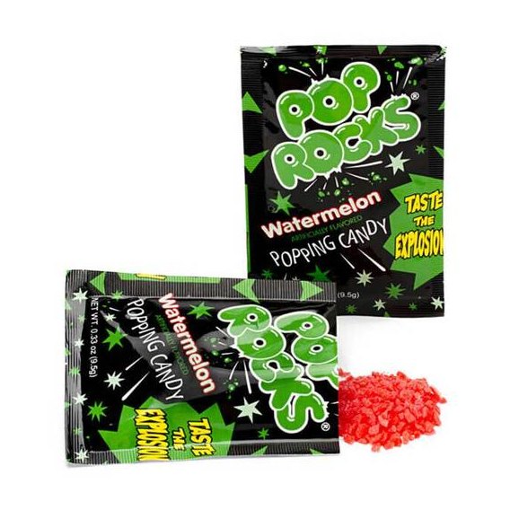 2 paquets noirs avec des explosions vertes, celui de gauche est couché et ouvert. On y voit des petites perles rouges en sortir, le tout sur fond blanc
