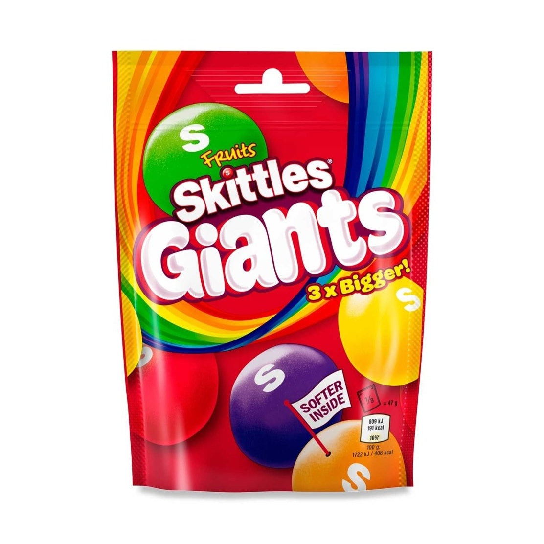 Un grand emballage rouge sur fond blanc avec un arc-en-ciel et 5 gros Skittles rouge, mauve, jaune, orange et vert