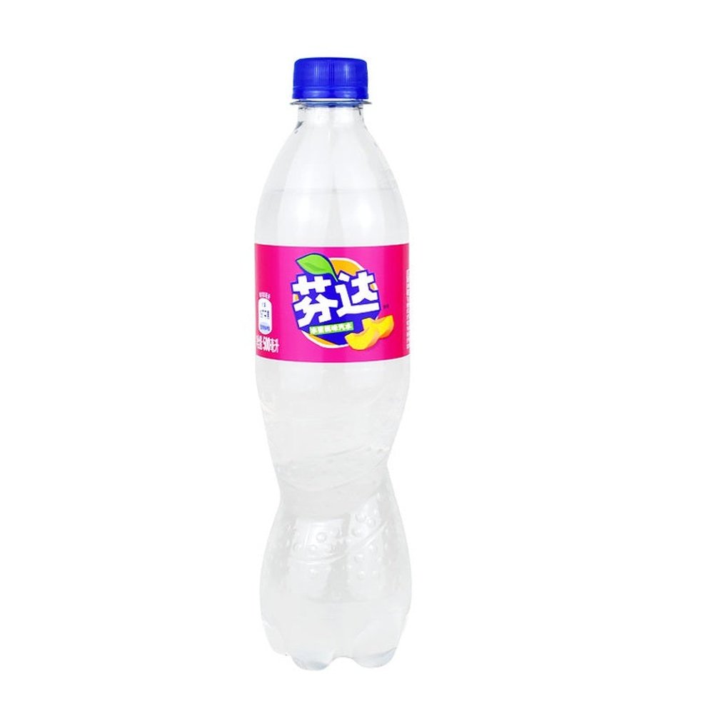 Une bouteille transparente avec une boisson blanche, un capuchon bleu et une étiquette rose avec 2 bouts de pêche, le tout sur fond blanc
