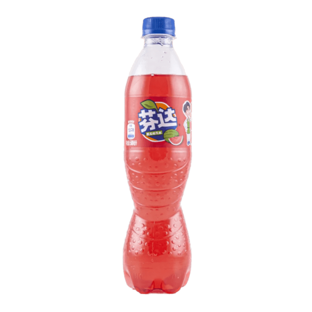 Une bouteille transparente avec une boisson rouge, un capuchon bleu et une étiquette rouge avec 2 pastèques, le tout sur fond blanc