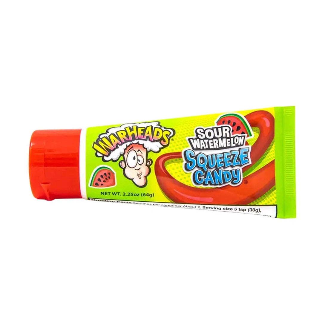Un emballage vert et rouge sur fond blanc avec un capuchon rouge, un visage qui a la tête qui explose et une gelée rouge qui forme des zigzag