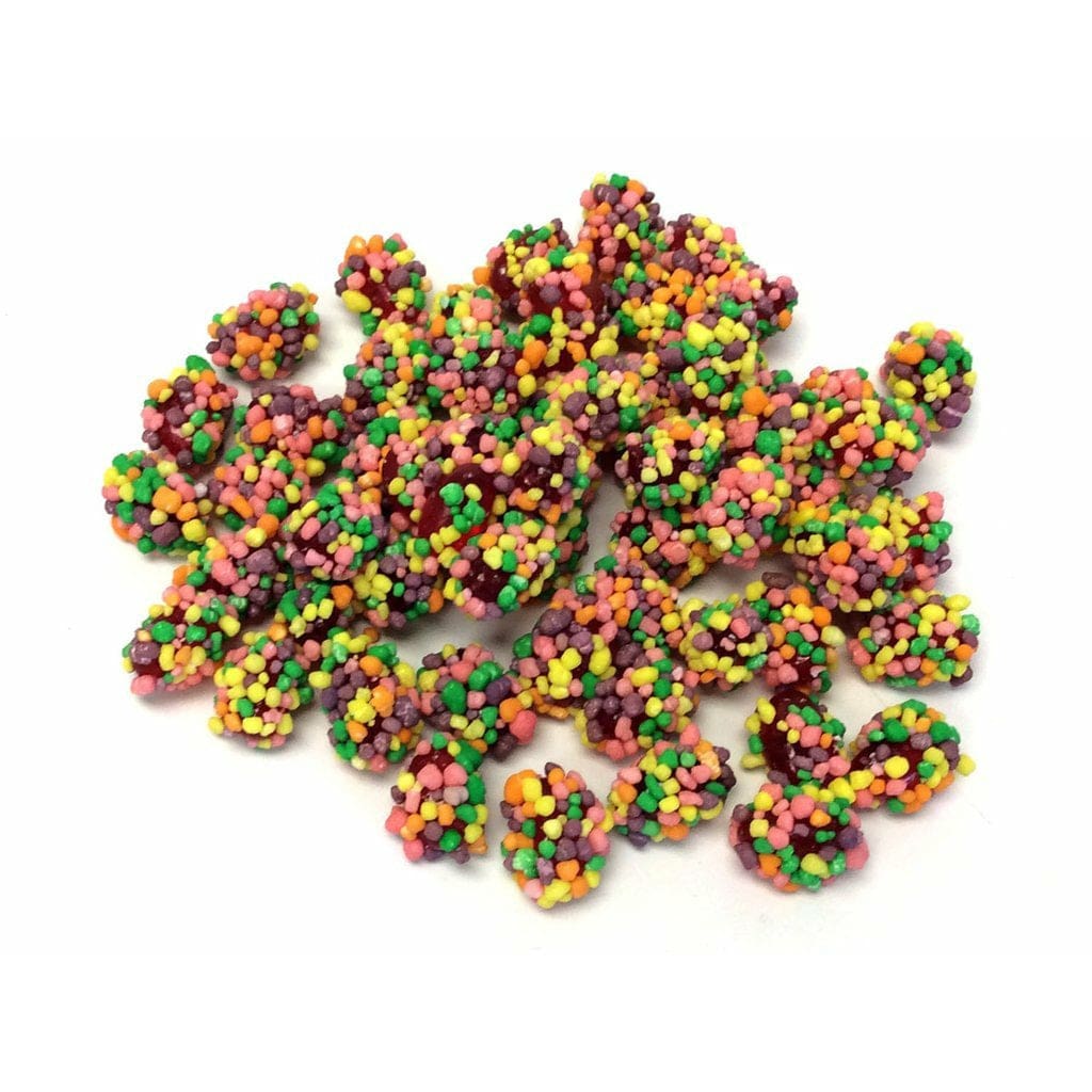Un tas de petites boules avec des perles colorés autour, le tout sur fond blanc